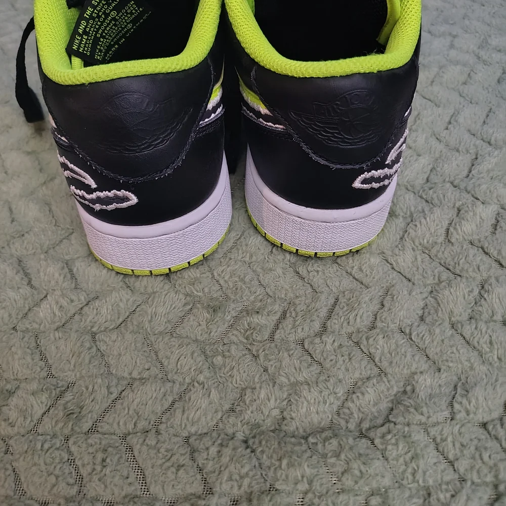 Nike Kids Black and Neon Yellow Low-Top Sneakers